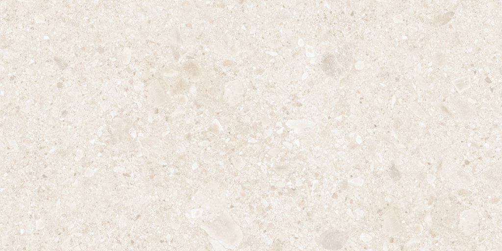 Detalj mat površine Bergamo Marfil 60x120cm Prissmacer – fini teraco efekat u toploj bež nijansi sa prirodnim prelivima